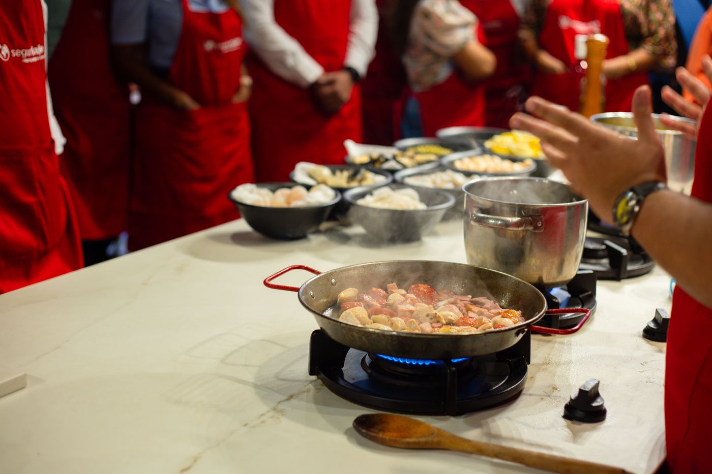 مشاركون في ورشة طهي